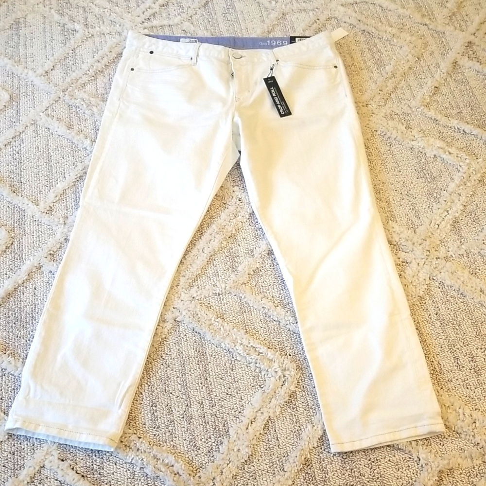 (NWT) low rise, slim leg, cropped white jeans